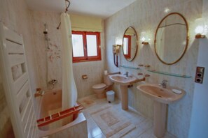 A bathroom with a bathtub, two sinks, a toilet, and a shower. - Chrisuli - well furnished villa with panoramic views in Moraira (Benimeit)