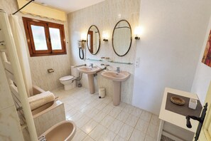 A bathroom with two sinks, a toilet, a bathtub, and a window. - Chrisuli - well furnished villa with panoramic views in Moraira (Benimeit)