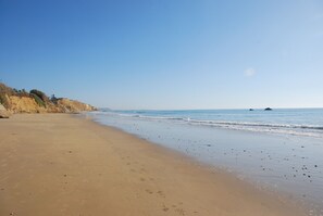 Una spiaggia nelle vicinanze