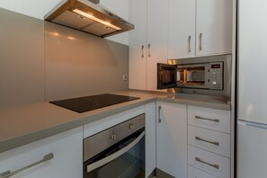 Kylskåp, mikrovågsugn, ugn och spishäll