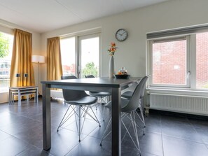 Dining - Popular house for tenants, orderly, neat and complete. The house has a view of the lake, an ideal lo (OUDE-TONGE)