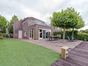 Outdoor dining - Popular house for tenants, orderly, neat and complete. The house has a view of the lake, an ideal lo (OUDE-TONGE)