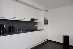 Réfrigérateur, micro-ondes, plaque de cuisson, lave-vaisselle