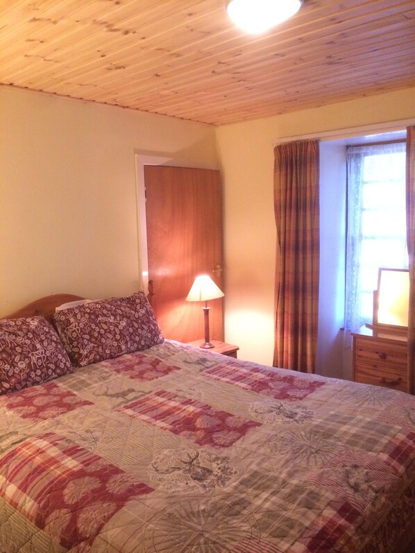 1 habitación, tabla de planchar con plancha, wifi gratis y ropa de cama 