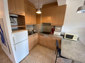 Een koelkast, een magnetron, een koffiezetapparaat/waterkoker