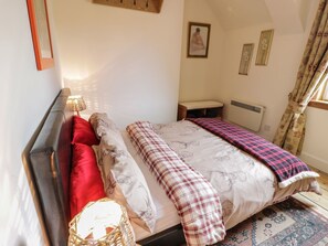 A bedroom with a bed, bedside table, and a small desk. - Crinan Canal Cottage No8, Kilmartin (Lochgilphead)