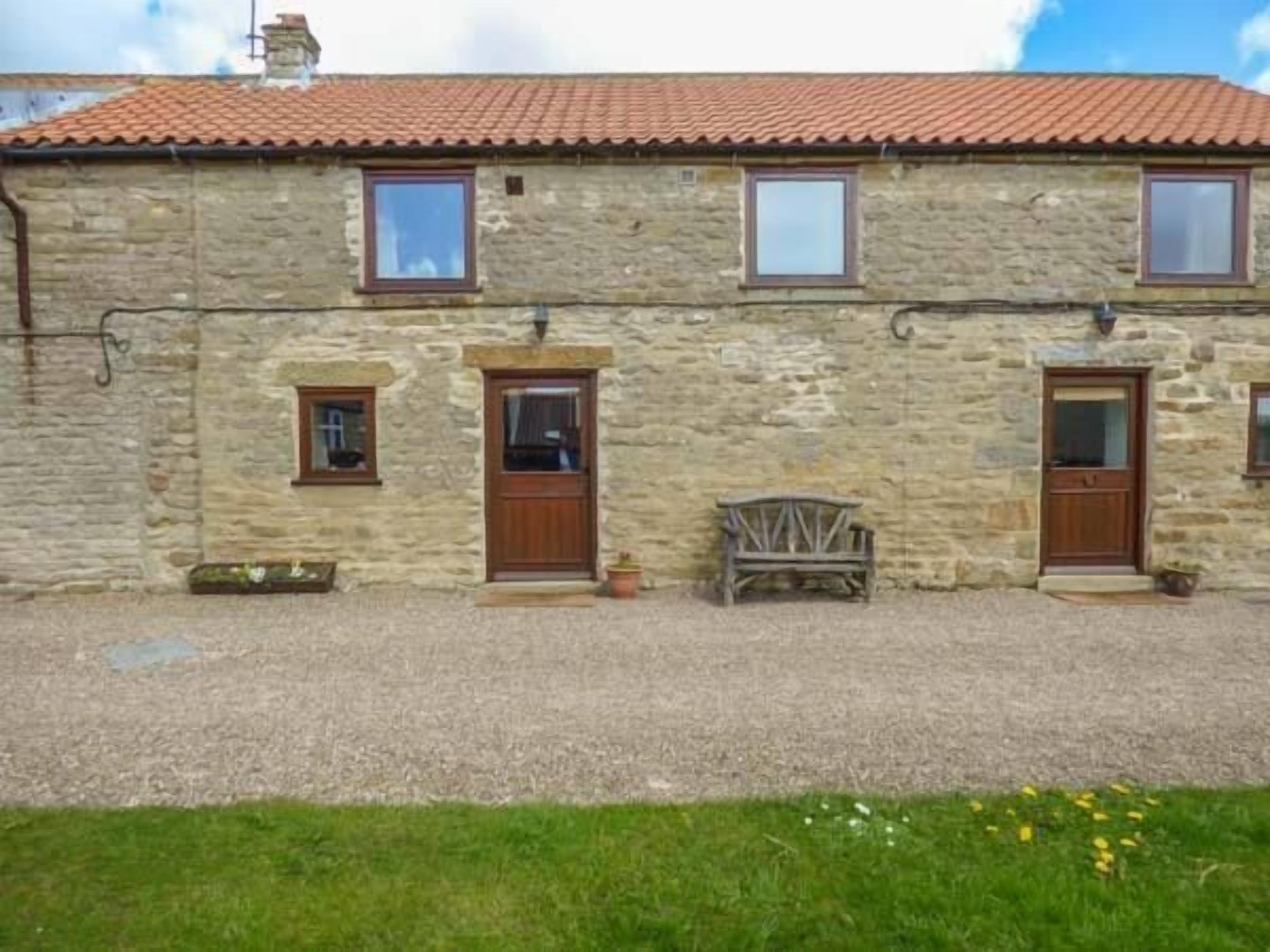 HARVEST COTTAGE, pet friendly, character holiday cottage in Levisham