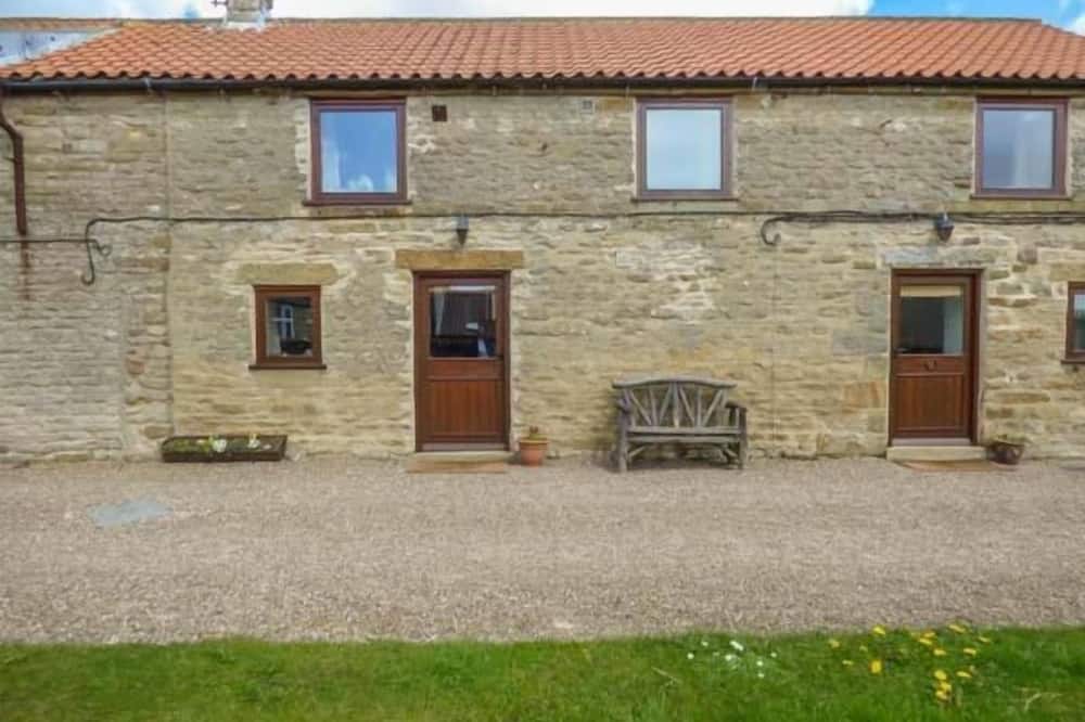 HARVEST COTTAGE, pet friendly, character holiday cottage in Levisham