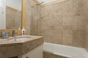 Shower, hair dryer, bidet, towels