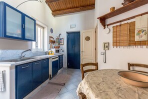 Réfrigérateur, micro-ondes, four