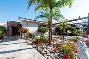 Property grounds - Villa Tequila Sunrise by Ezoria Villas (Coral Bay)