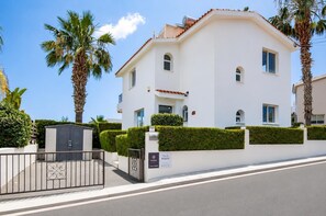 Exterior - Villa Roker by Ezoria Villas (Coral Bay)