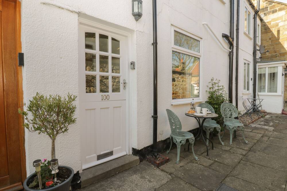 COSY COTTAGE, pet friendly, character holiday cottage in Swainby