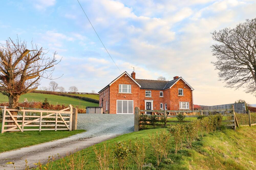 RED HOUSE FARM, pet friendly, with hot tub in Llanfair Caereinion