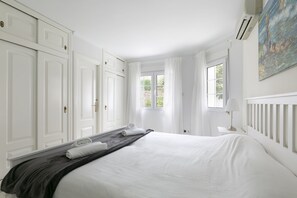 4 bedrooms, iron/ironing board, WiFi, bed sheets