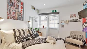 Iron/ironing board, free WiFi, bed sheets