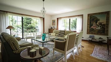 Een televisie, een open haard en een stereo