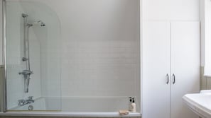 Combined shower/bathtub, rainfall showerhead, free toiletries - A sudeley castle cottage that sleeps 4 guests in 2 bedrooms (Cheltenham)