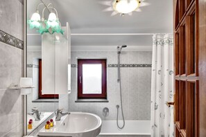 Dusche, Haartrockner, Bidet, Handtücher