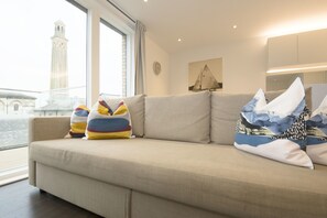 Full-size fridge, microwave, oven, stovetop - Grand Apartments Kew Gardens (Brentford)