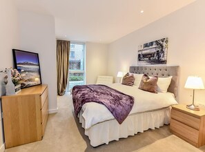 Egyptian cotton sheets, premium bedding, memory foam beds, desk - Grand Apartments Kew Gardens (Brentford)