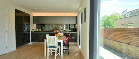 Full-size fridge, microwave, oven, stovetop