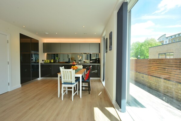 Full-size fridge, microwave, oven, stovetop - Grand Apartments Kew Gardens (Brentford)