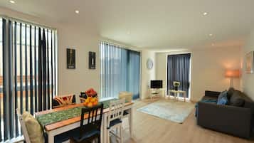 Full-sized fridge, microwave, oven, stovetop