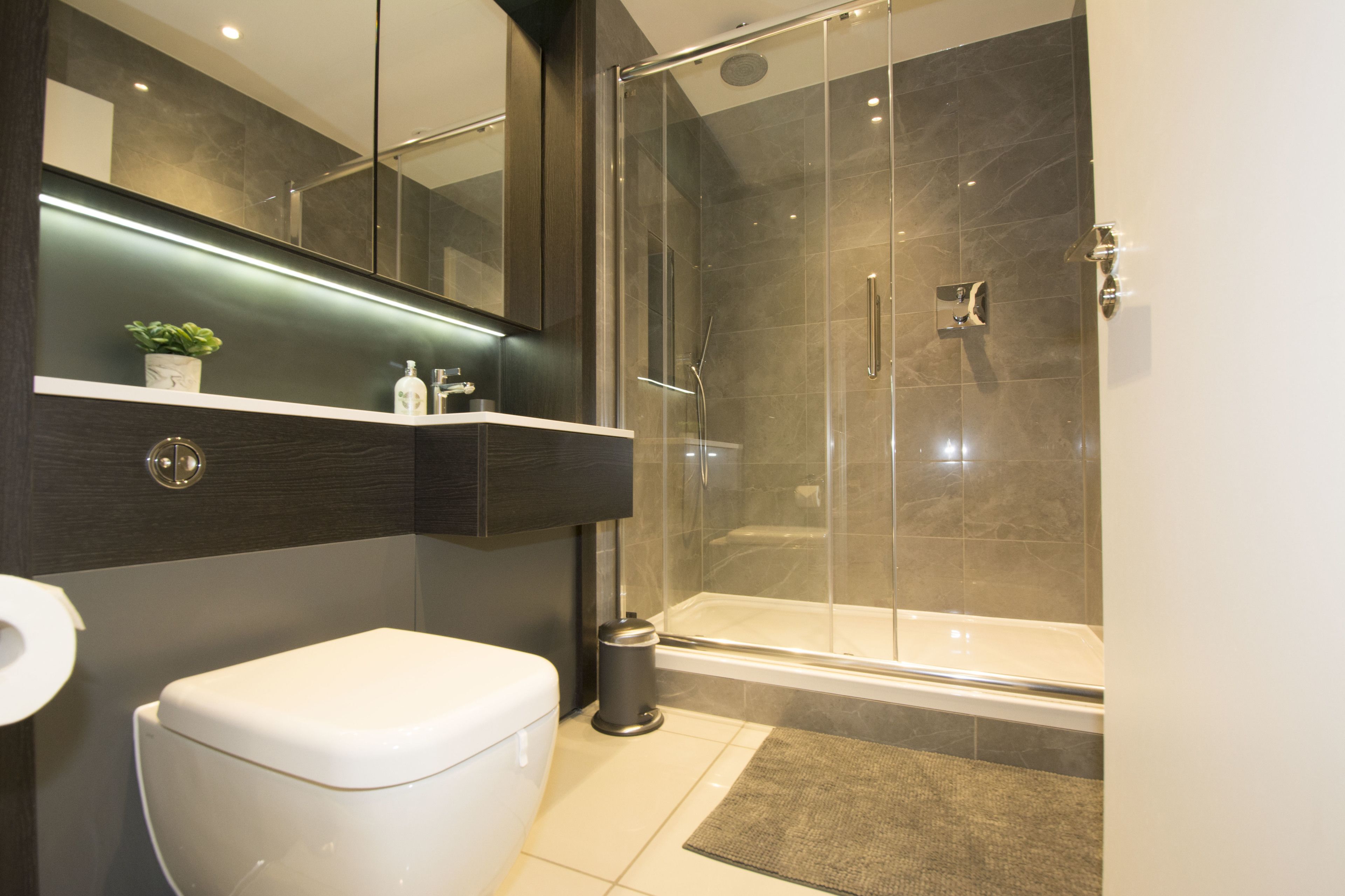 Baignoire et douche séparées, baignoire relaxante profonde