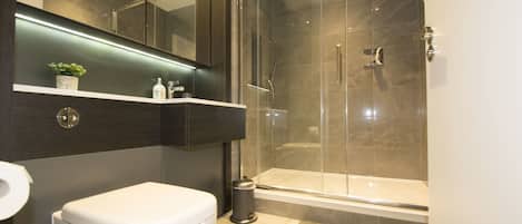 Separate tub and shower, deep soaking tub, free toiletries, hair dryer