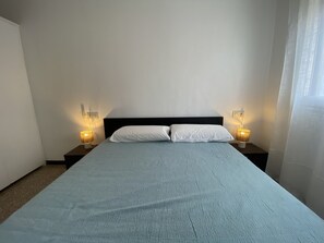 2 室のベッドルーム、WiFi (無料)、ベッドシーツ