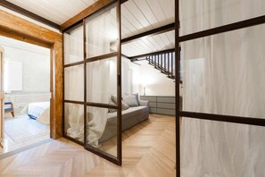 2 bedrooms, individually furnished, desk, laptop workspace - Belle Arti' Stunning Apartment (Florence)