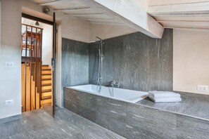 Apartment, 2 Bedrooms | Bathroom | Combined shower/bathtub, hair dryer, bidet, towels - Belle Arti' Stunning Apartment (Florence)