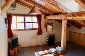 Habitación (Attic Type) | Tabla de planchar con plancha y wifi gratis