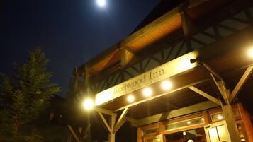 Fassade der Unterkunft – Abend/Nacht