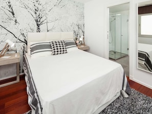 2 bedrooms, iron/ironing board, internet