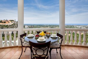 Outdoor dining - Casa Penney - Denia, Costa Blanca (Denia)