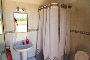Douche, sèche-cheveux, serviettes fournies