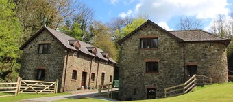 The Old Barn - Sleeps 4 Adults, 2 Children (+ 1 Infant.) Surrounded by over 450 acres of Organic far