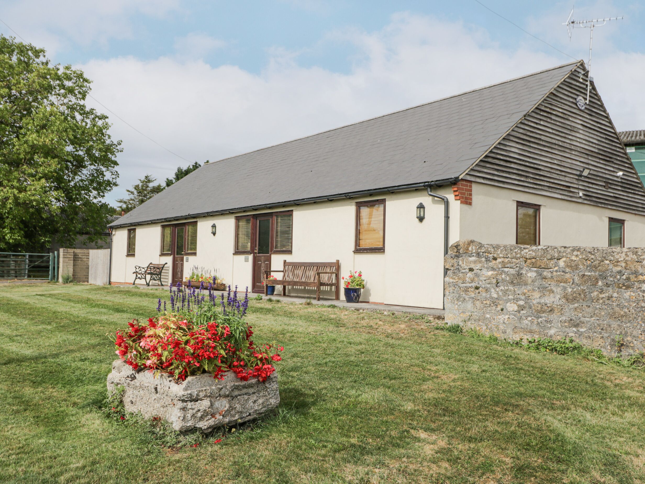 ROAN COTTAGE, pet friendly, with a garden in Royal Wootton Bassett