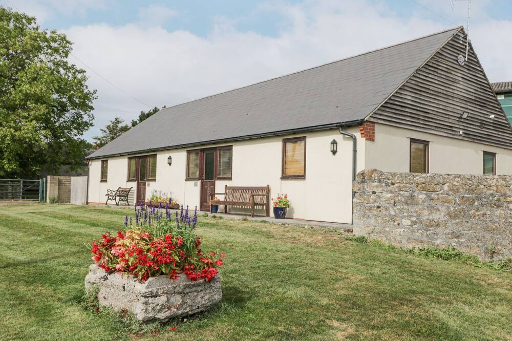 ROAN COTTAGE, pet friendly, with a garden in Royal Wootton Bassett
