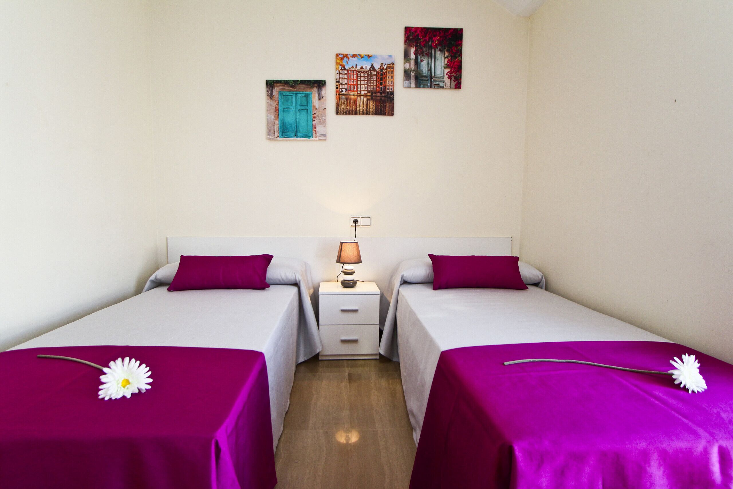 3 slaapkamers, een strijkplank/strijkijzer, gratis wifi, beddengoed