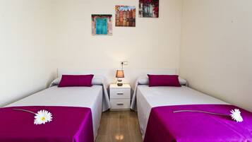3 slaapkamers, een strijkplank/strijkijzer, gratis wifi, beddengoed