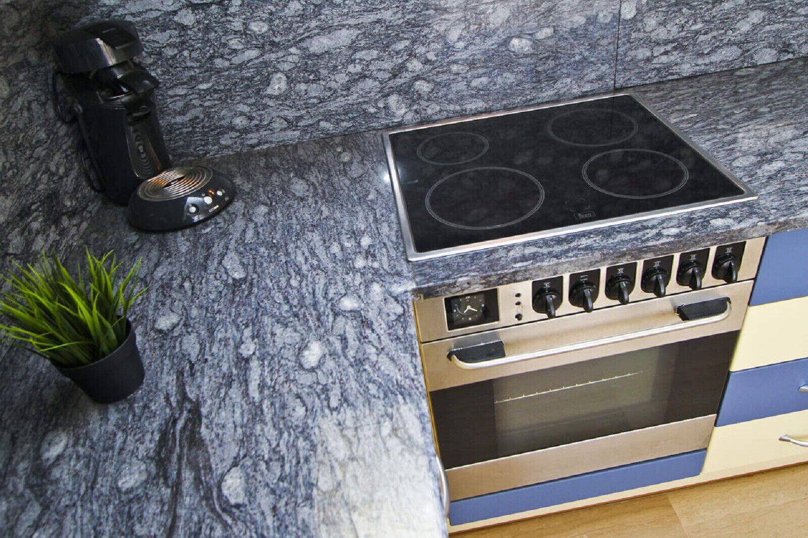 Kjøleskap, mikrobølgeovn, ovn og oppvaskmaskin