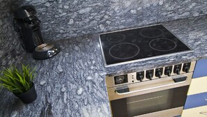 コーヒー / ティーメーカー、冷蔵庫、電子レンジ、オーブン