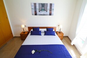 3 slaapkamers, een strijkplank/strijkijzer, gratis wifi, beddengoed