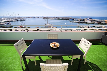 屋外ダイニングエリア. PORTMARINA Penthouse Port Views