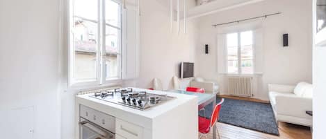 Departamento, 2 habitaciones | Sala de estar | Televisión de 32 pulgadas con canales digitales