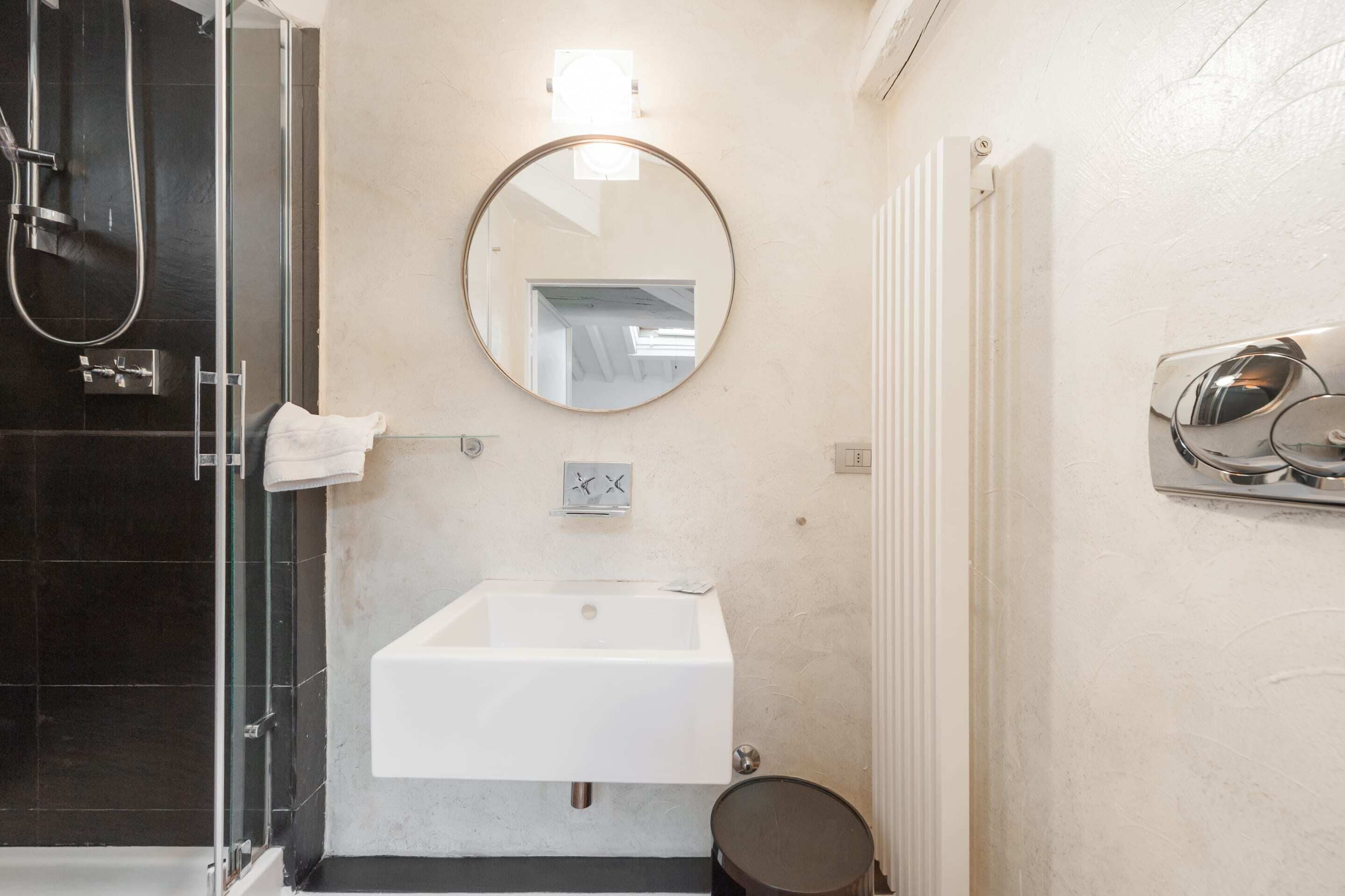 Appartement, 2 chambres | Salle de bain | Douche, articles de toilette (gratuits), séchoir à cheveux