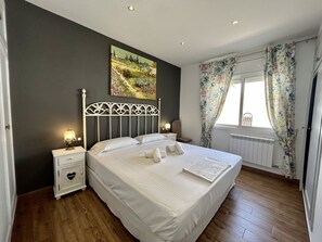 4 slaapkamers, een strijkplank/strijkijzer, gratis wifi, beddengoed
